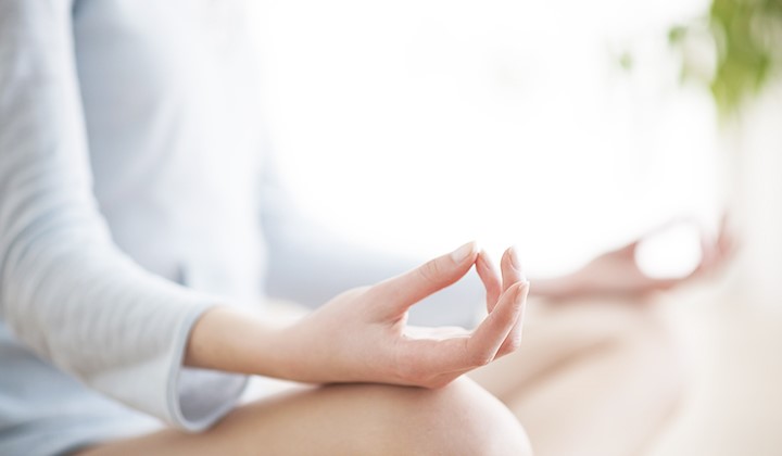 Meditation Daumen und Mittelfinger zusammengeführt