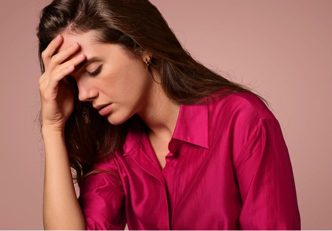 Frau mit Migräneattacke